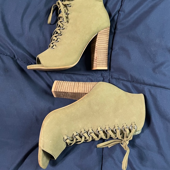 Steve Madden zip up and lace enclosure block heels. Women’s 5.5. - Picture 10 of 10